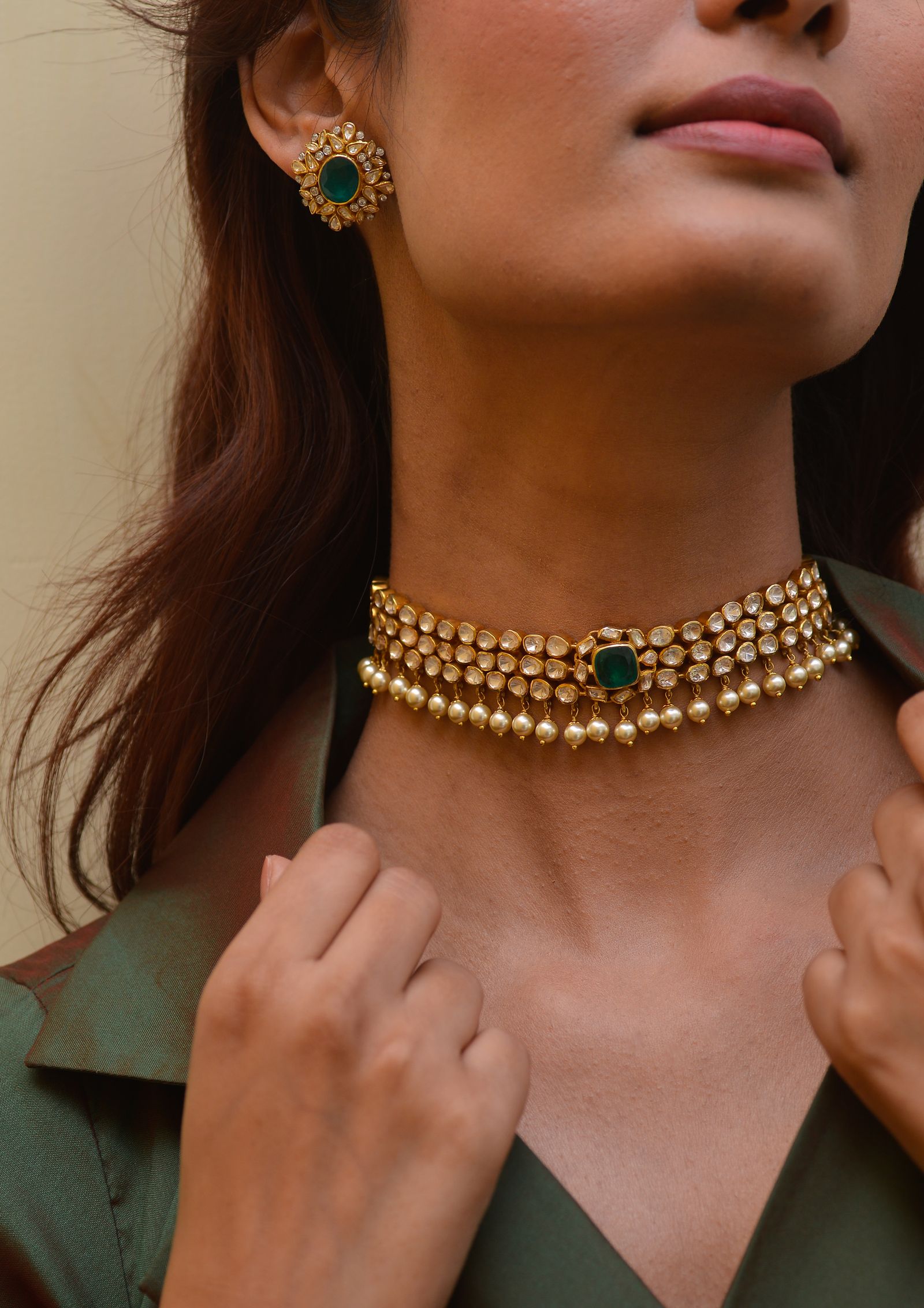 Collier doré et boucle d'oreille portés en gros plan