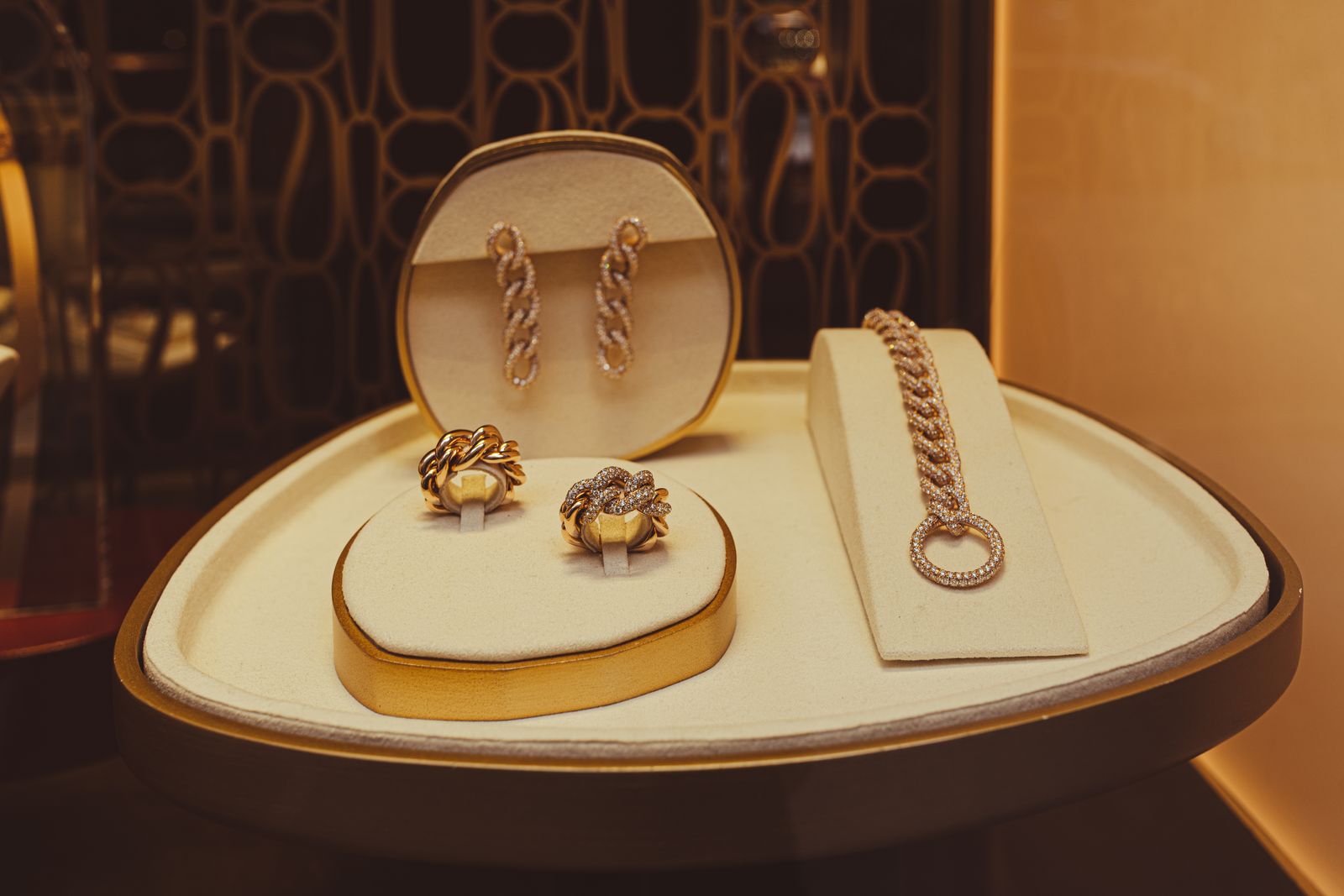 Bijoux en or jaune présentés — illustration