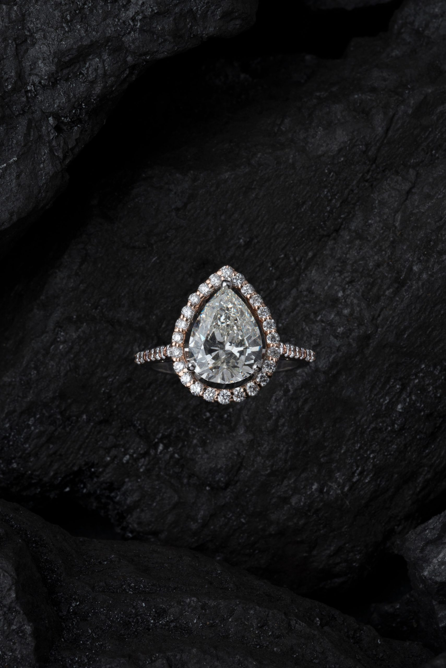Bague ornée d'un diamant taille poire — illustration