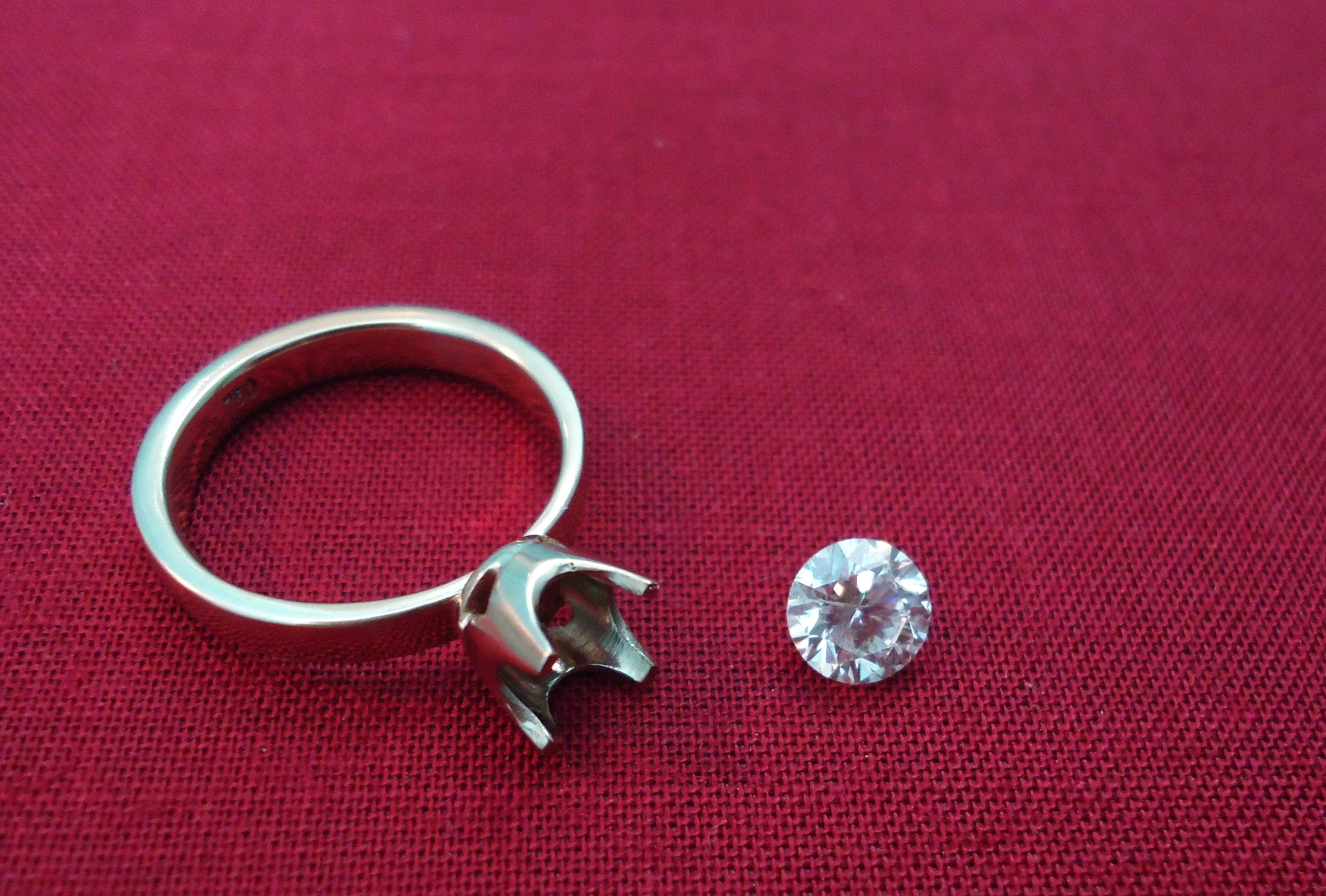 Bague solitaire à griffes — illustration