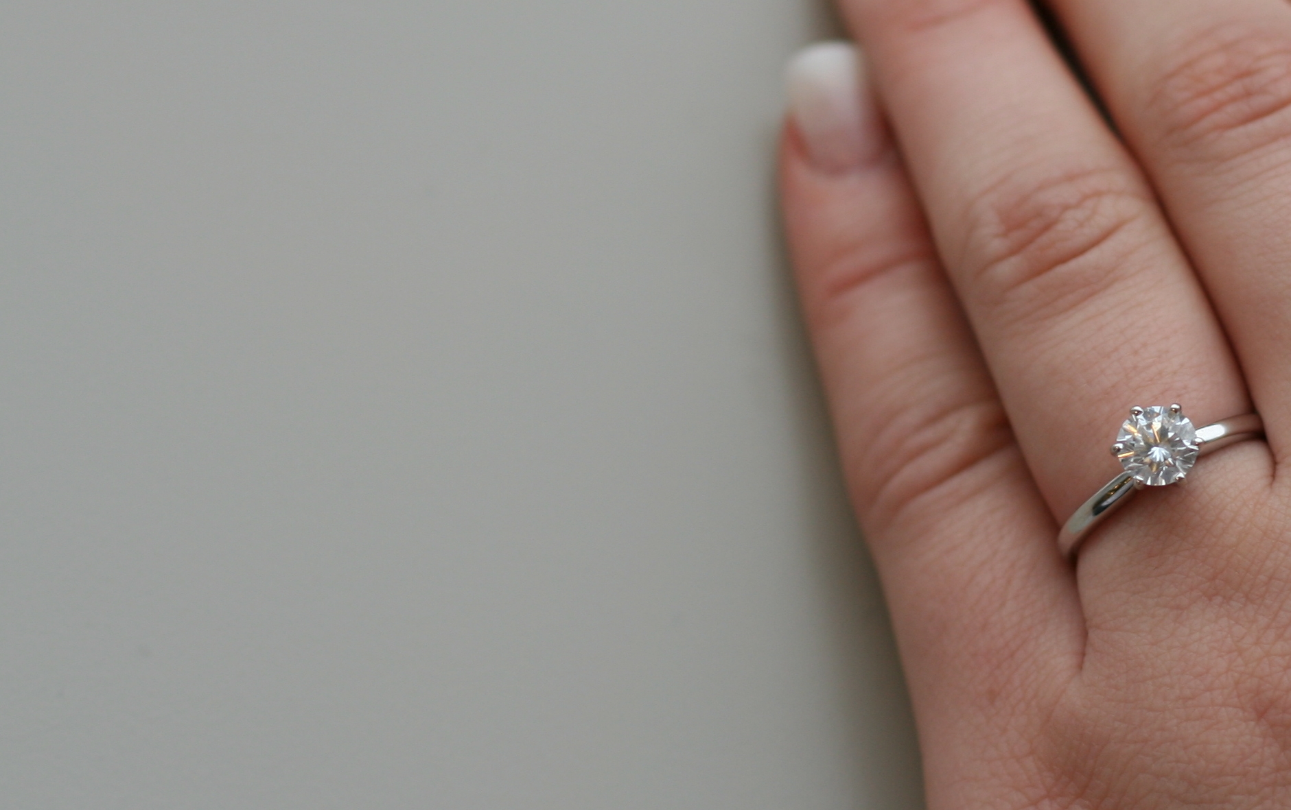 Bague de fiançailles solitaire en diamant portée à la main