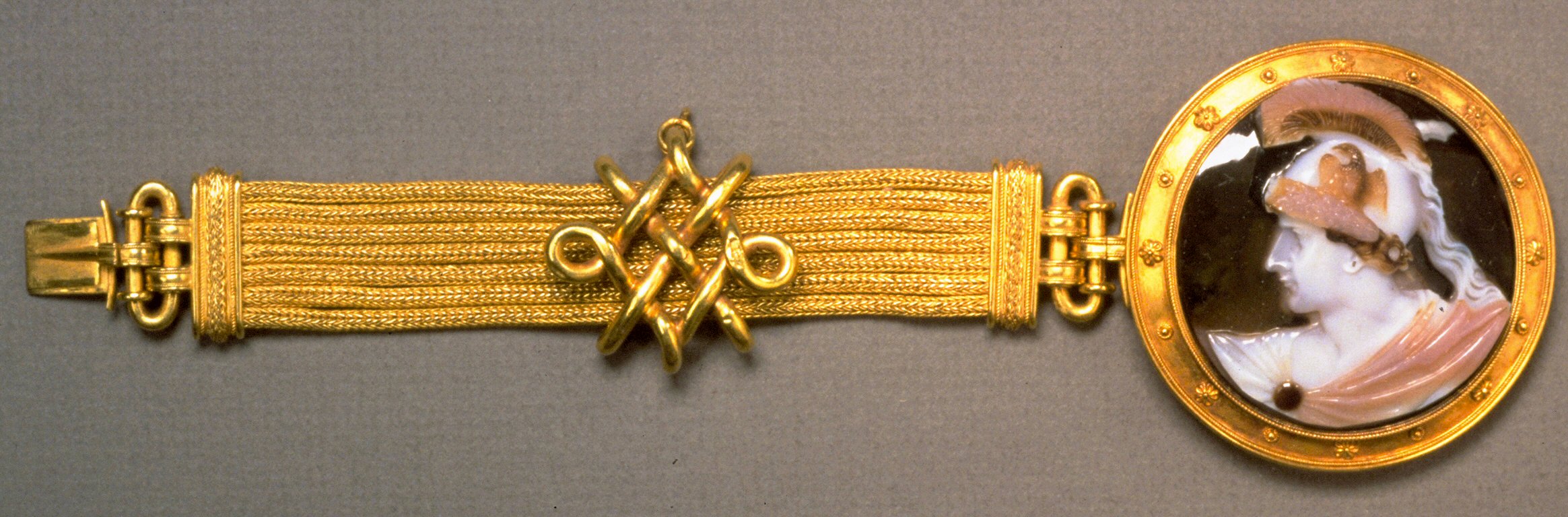 Bracelet en or à médaillons au guerrier antique, maison Castellani — style archéologique