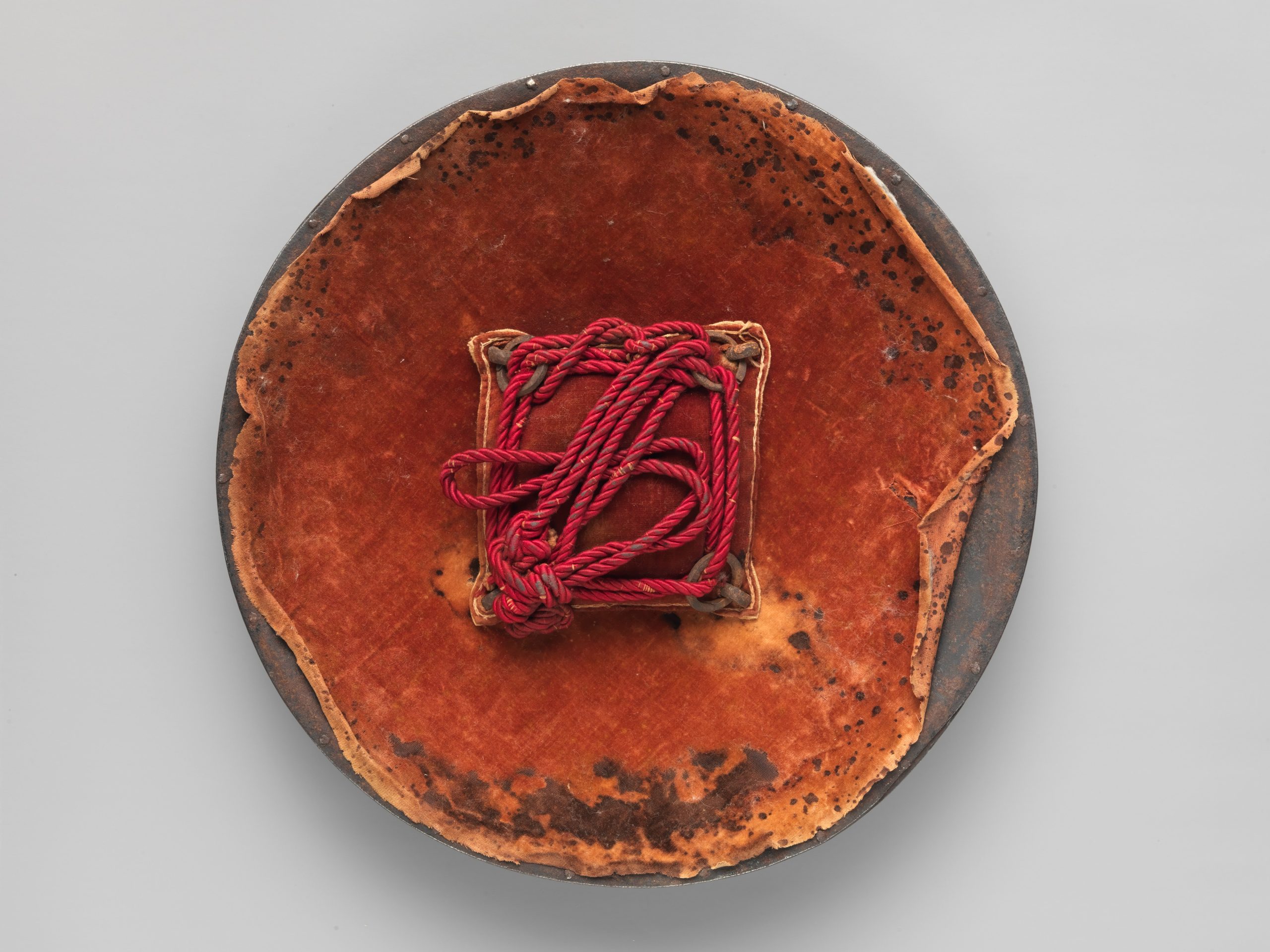 Bouclier persan (sipar) en acier à décor d'or damasquiné, art de la damasquinure