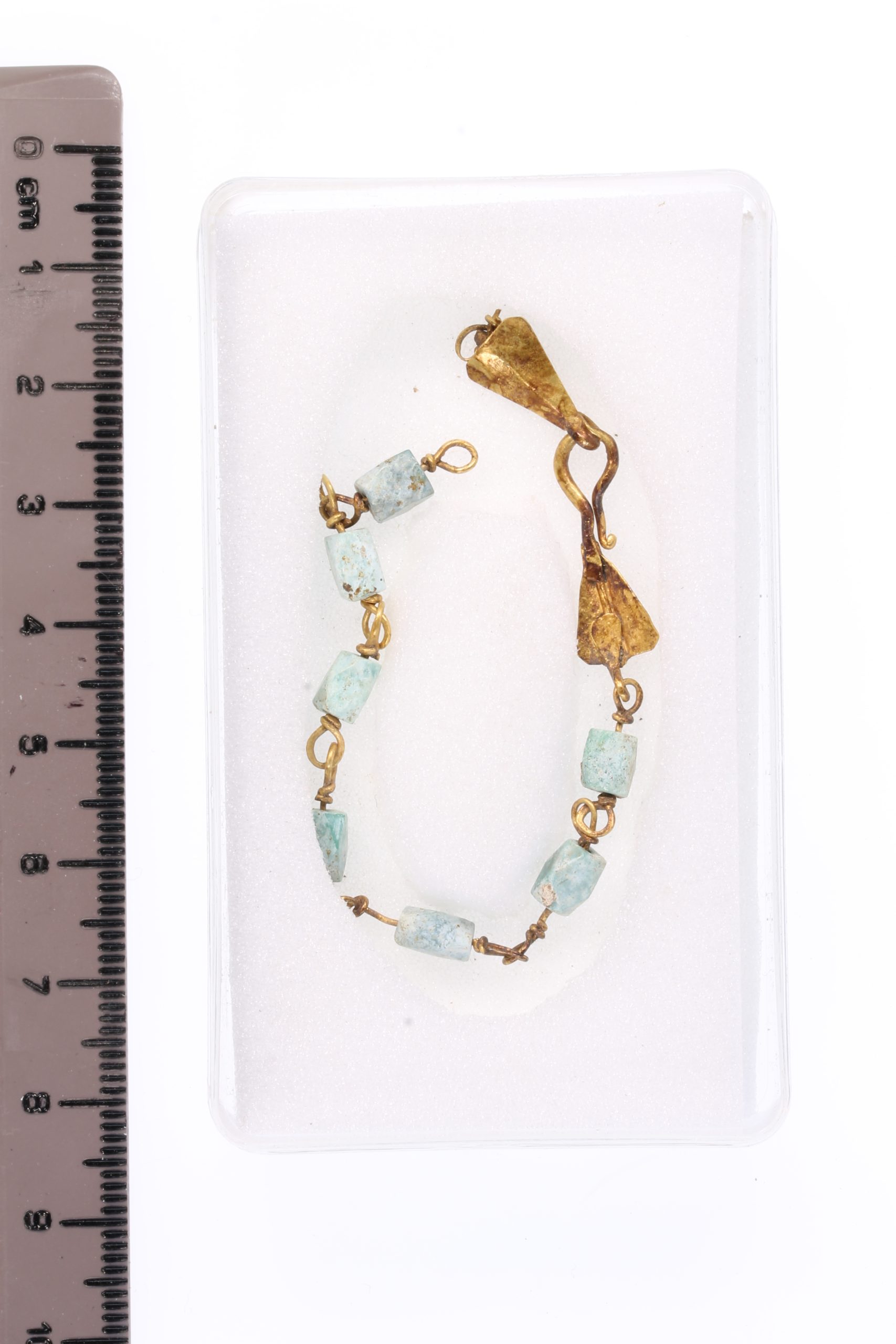 Bracelet en or composé de maillons — illustration