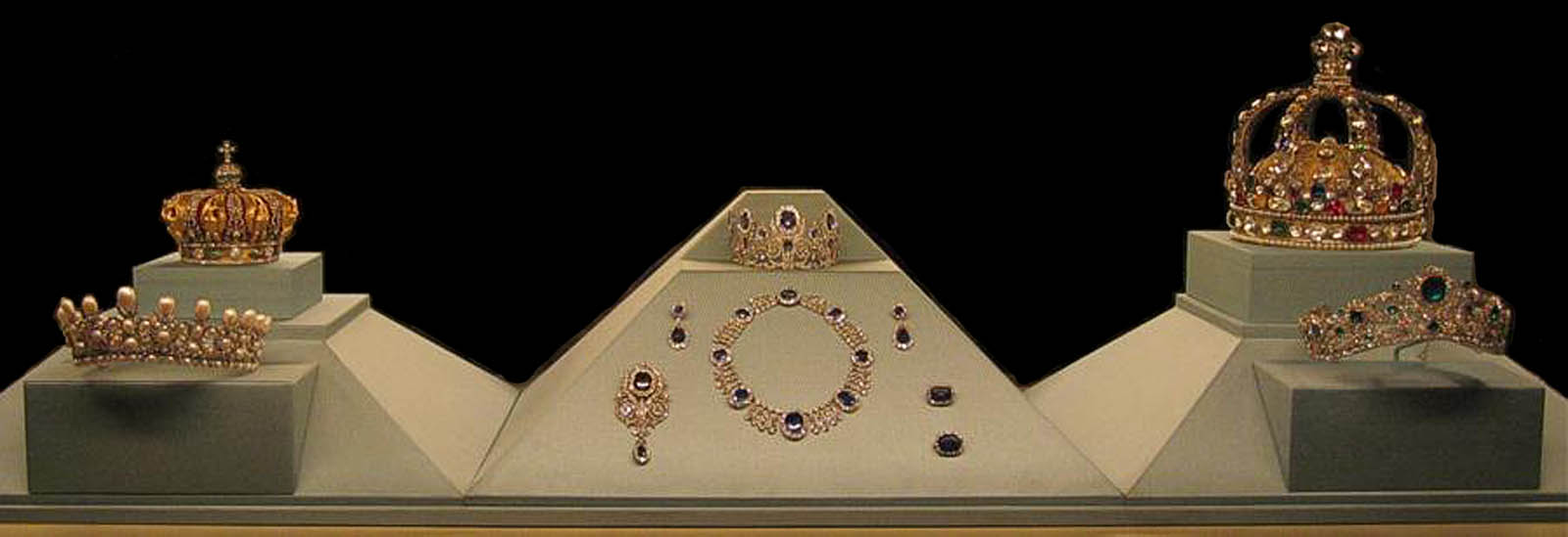 Diadèmes et couronnes des joyaux de la Couronne de France exposés dans la galerie d'Apollon du Louvre