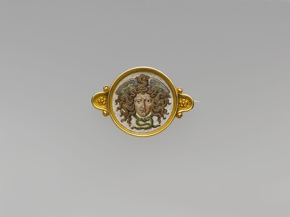 Broche en or ornée d'une micromosaïque de verre représentant une tête de Méduse, maison Castellani, avant 1888