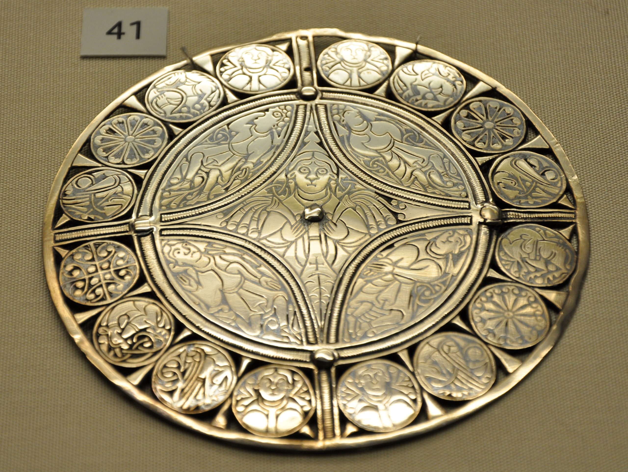 Broche de Fuller anglo-saxonne en argent incrusté de nielle noire, exemple de niellage