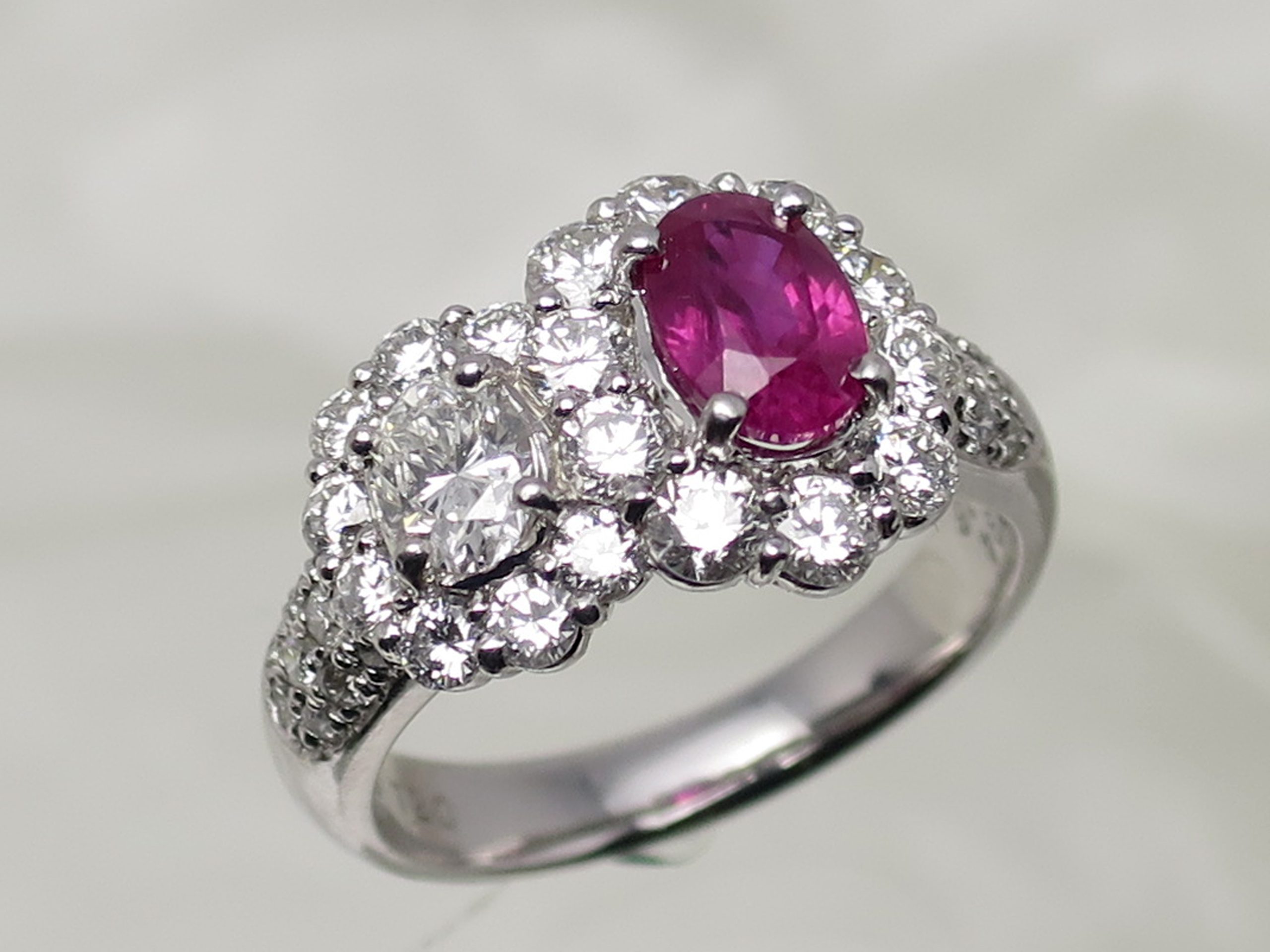 Bague en or ornée d'une pierre de couleur facettée — illustration