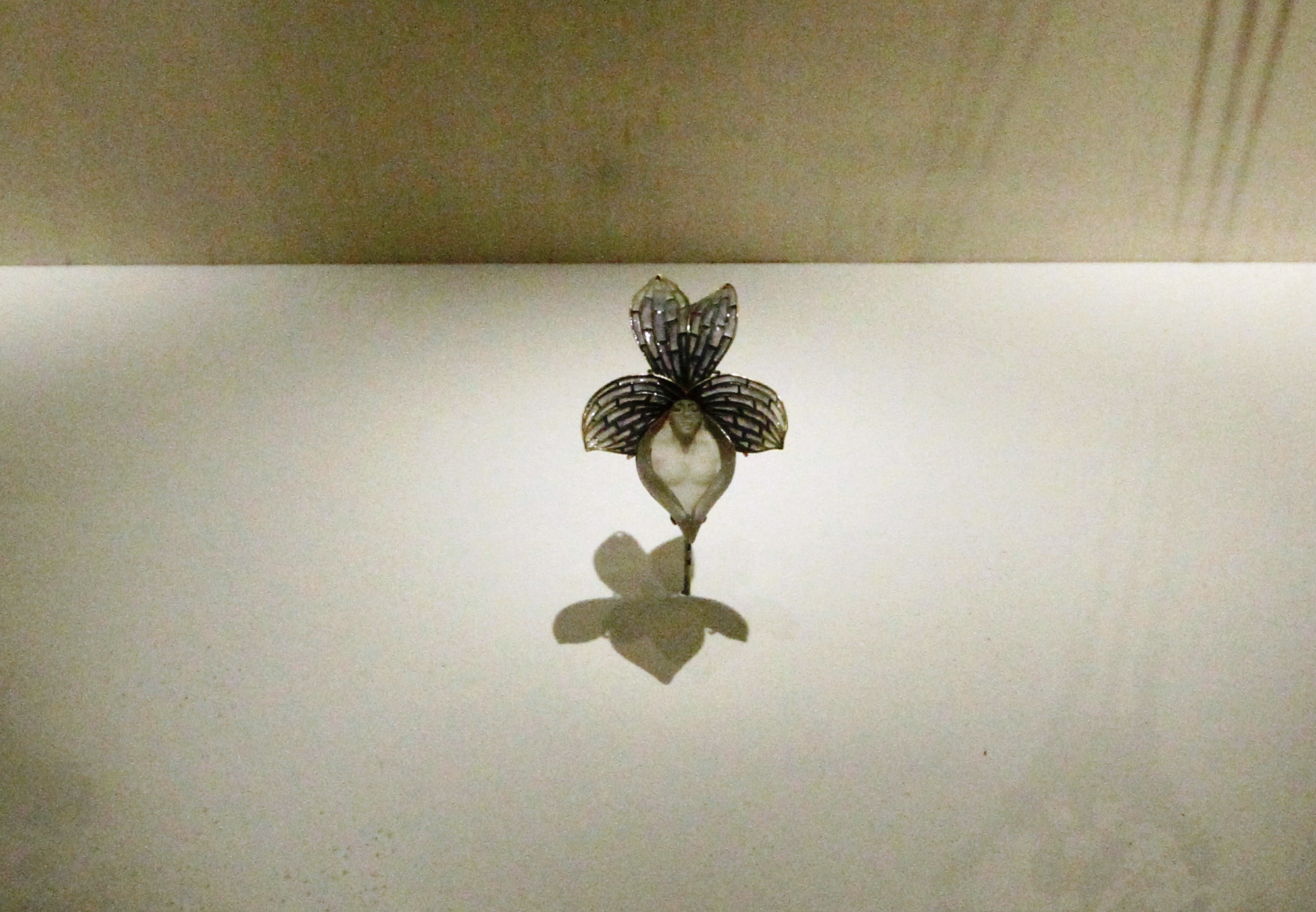 Broche Art nouveau en or et émail de René Lalique, vers 1900, musée Calouste-Gulbenkian. Photo José Luiz, Wikimedia Commons, CC BY-SA 3.0.
