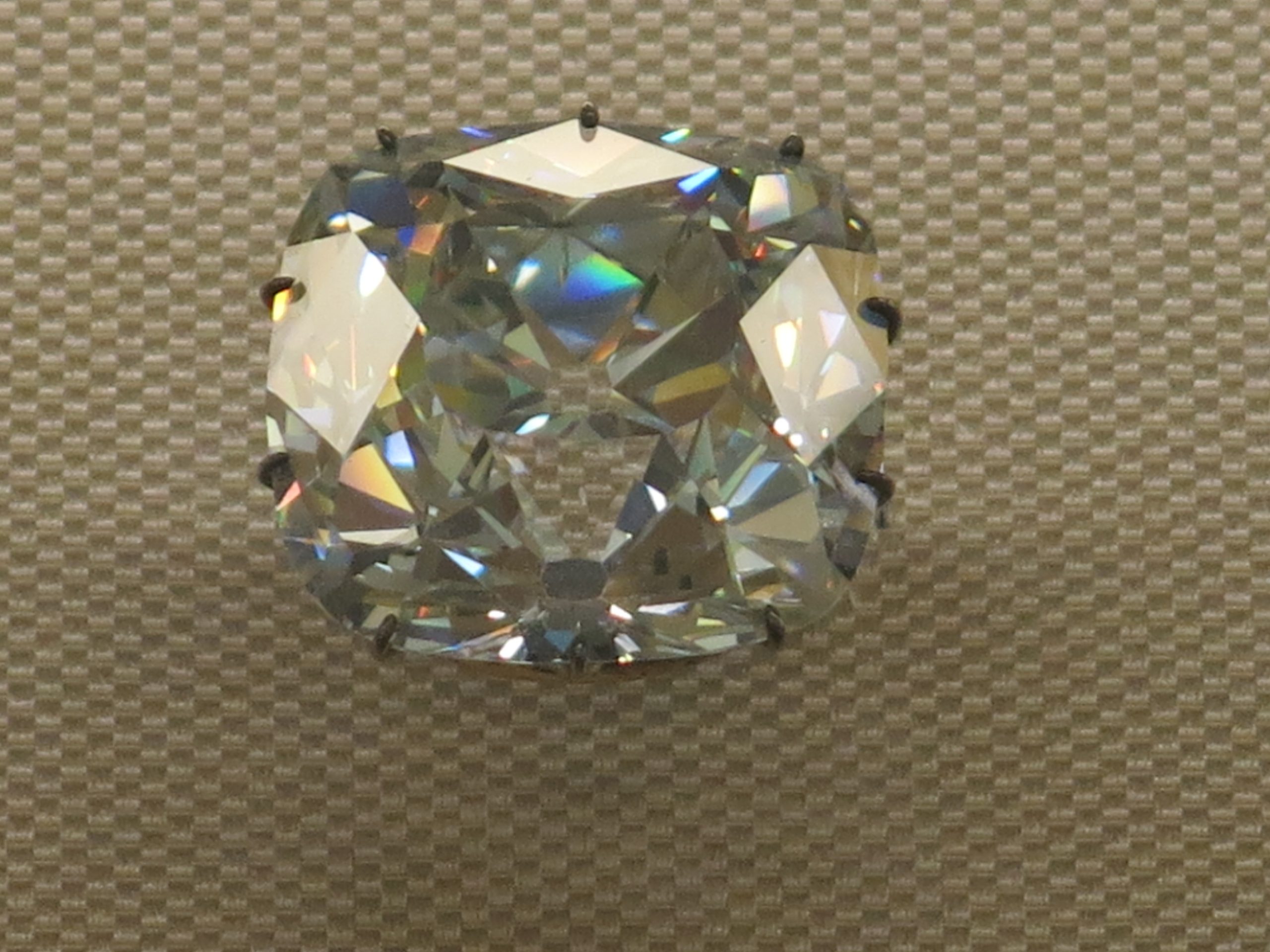 Le diamant Régent, brillant coussin de 140 carats, exposé au musée du Louvre. Photo Wikimedia Commons, licence libre.