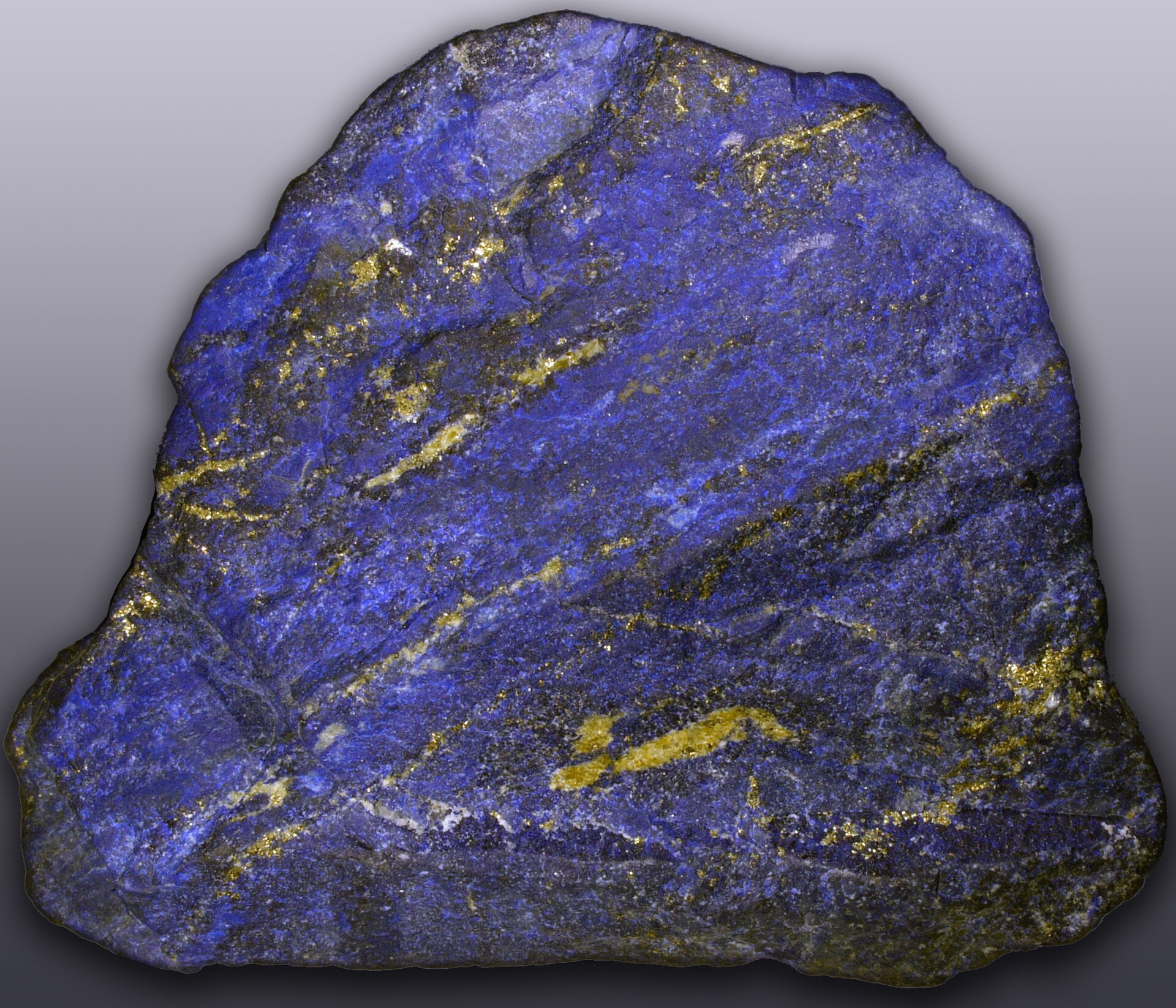 Bloc de lapis-lazuli poli, bleu outremer parsemé de pyrite dorée. Photo Hannes Grobe, Wikimedia Commons, CC BY 3.0.