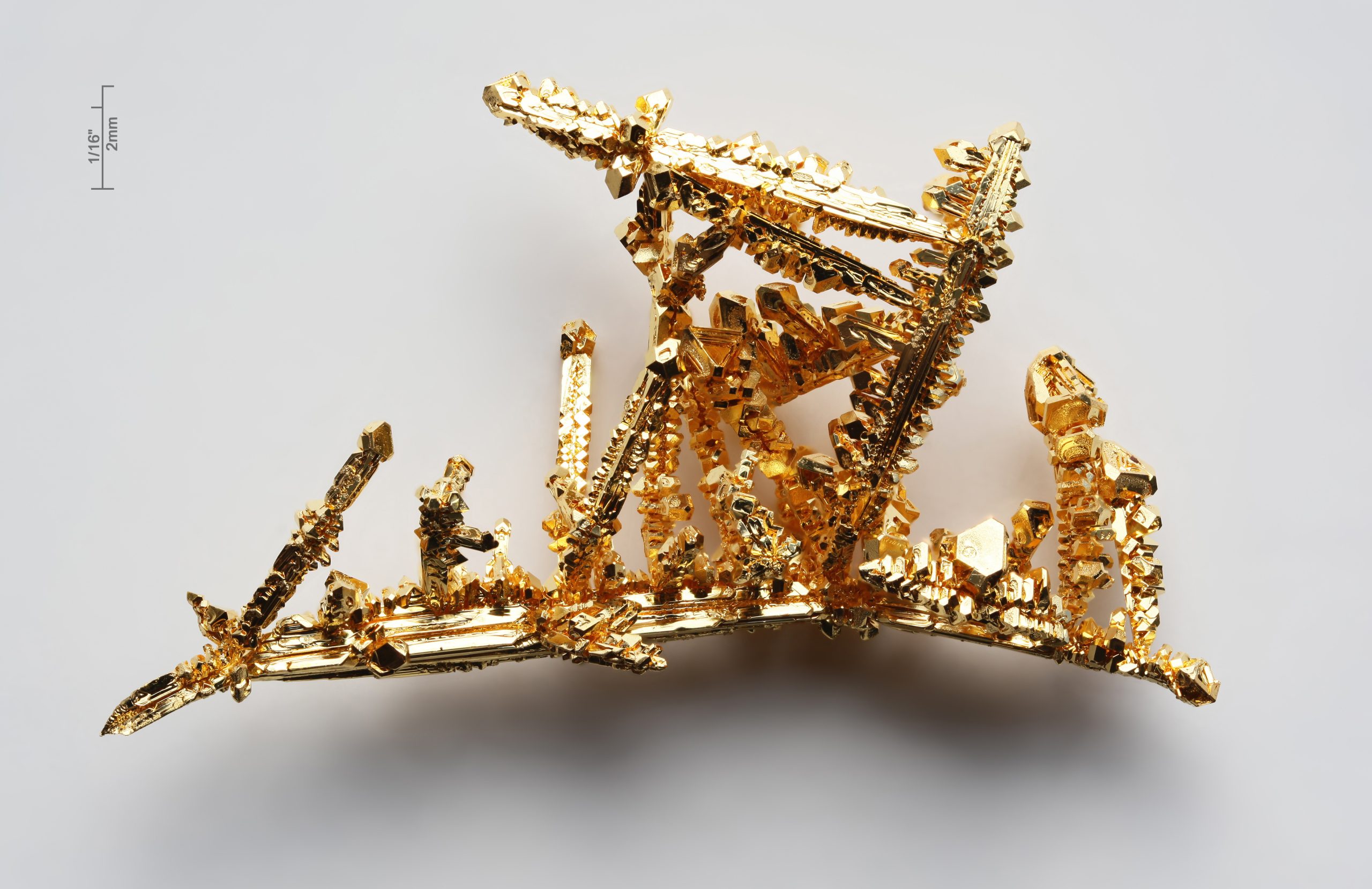 Cristaux d'or natif. Photo Wikimedia Commons, licence libre.