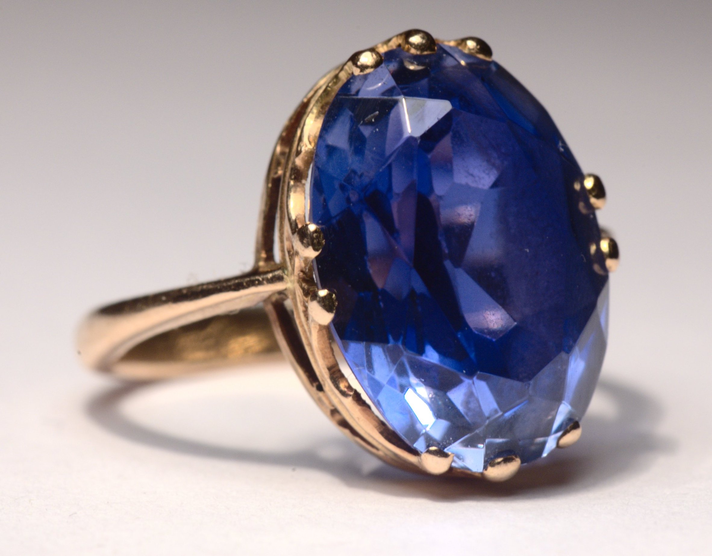 Bague en or sertie d'un saphir bleu entouré de diamants. Photo Stanislav Doronenko, Wikimedia Commons, CC BY 3.0.